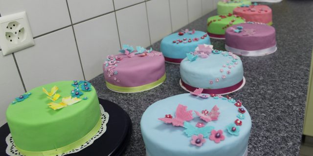 Torte füllen und verzieren
